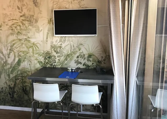 And Breakfast Cannes